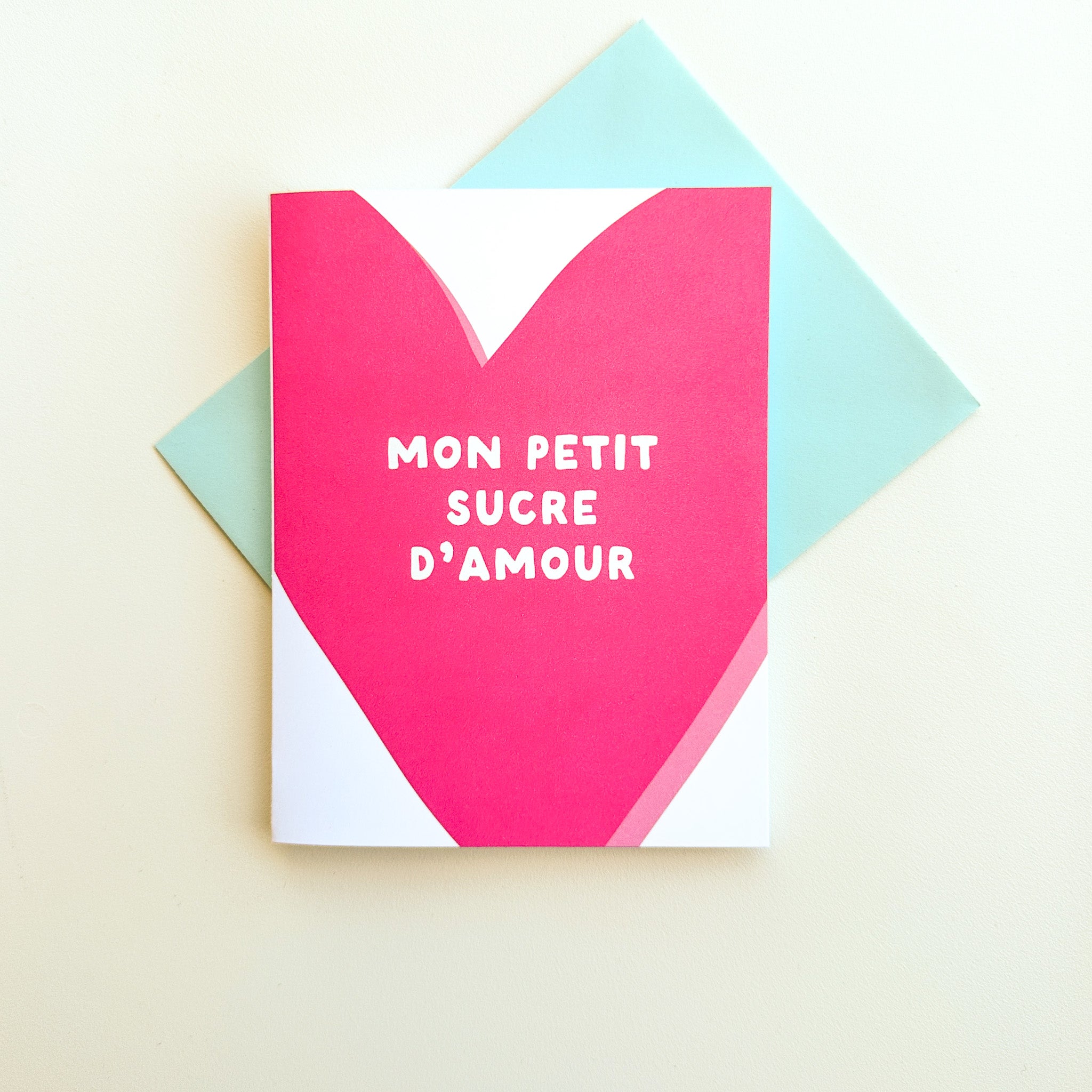 Illustration d'un cœur avec l'expression « Mon petit sucre d'amour » en typographie moderne et épurée sur fond clair
