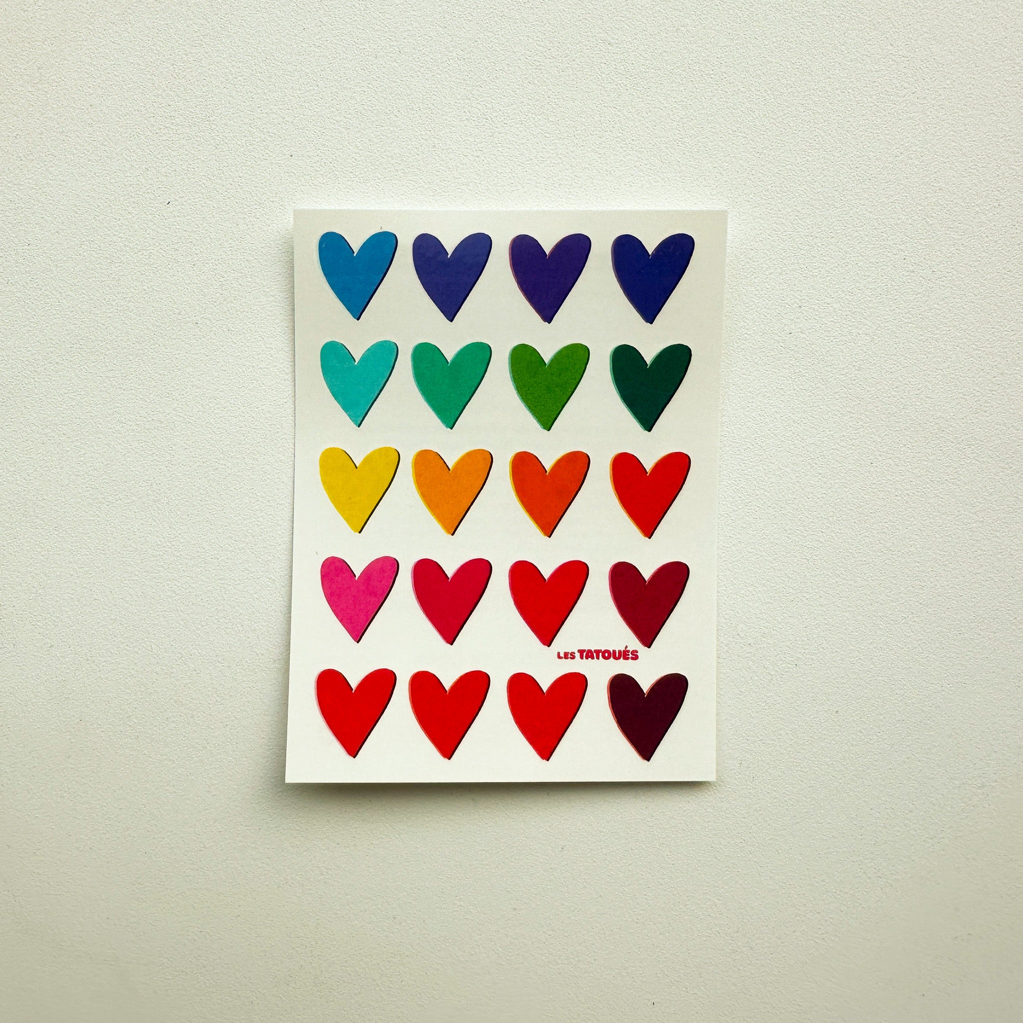 Tatouages temporaires de petits cœurs multicolores
