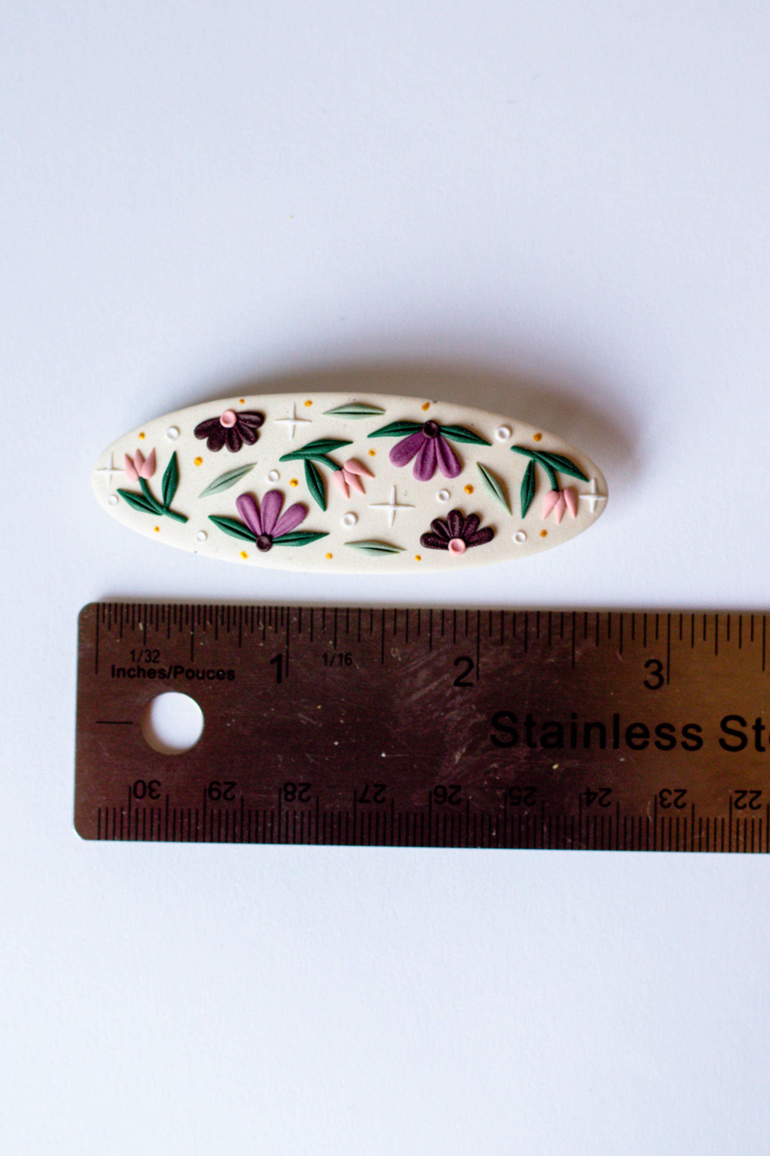 Slow Day Studios - Barrette à cheveux florale blanche douce en argile polymère faite à la main