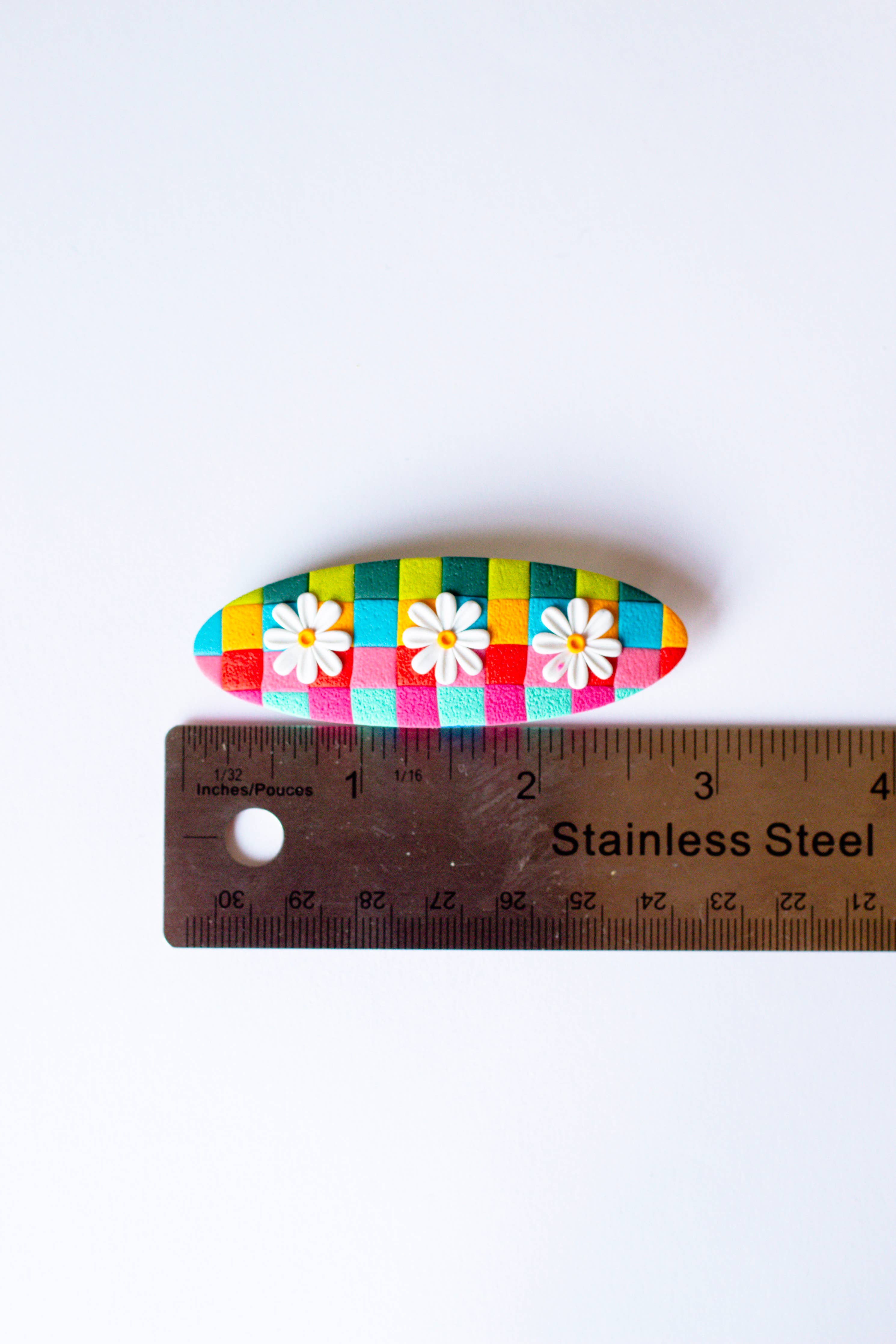 Slow Day Studios - Barrette à cheveux en pâte polymère arc-en-ciel à damier avec marguerite