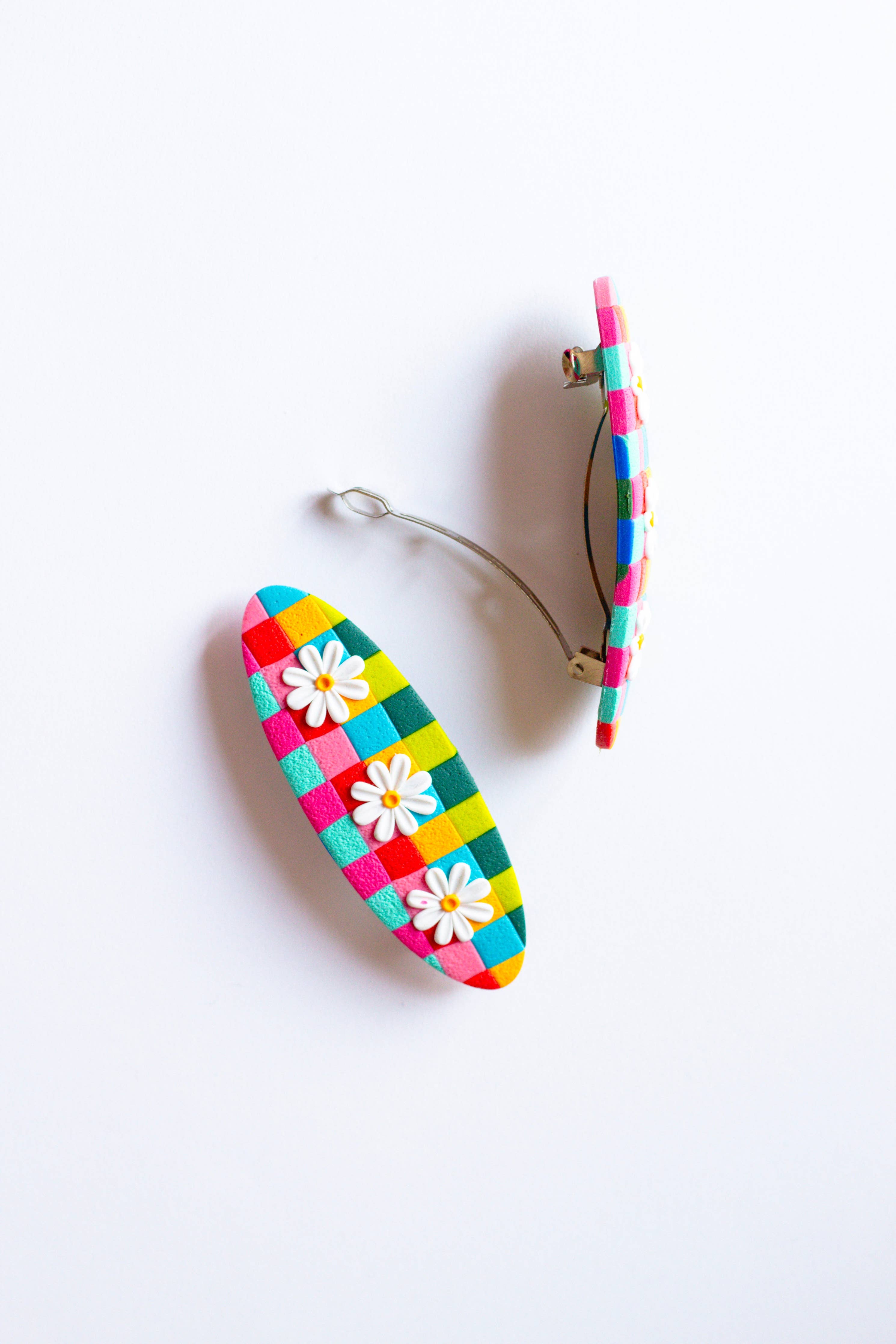 Slow Day Studios - Barrette à cheveux en pâte polymère arc-en-ciel à damier avec marguerite
