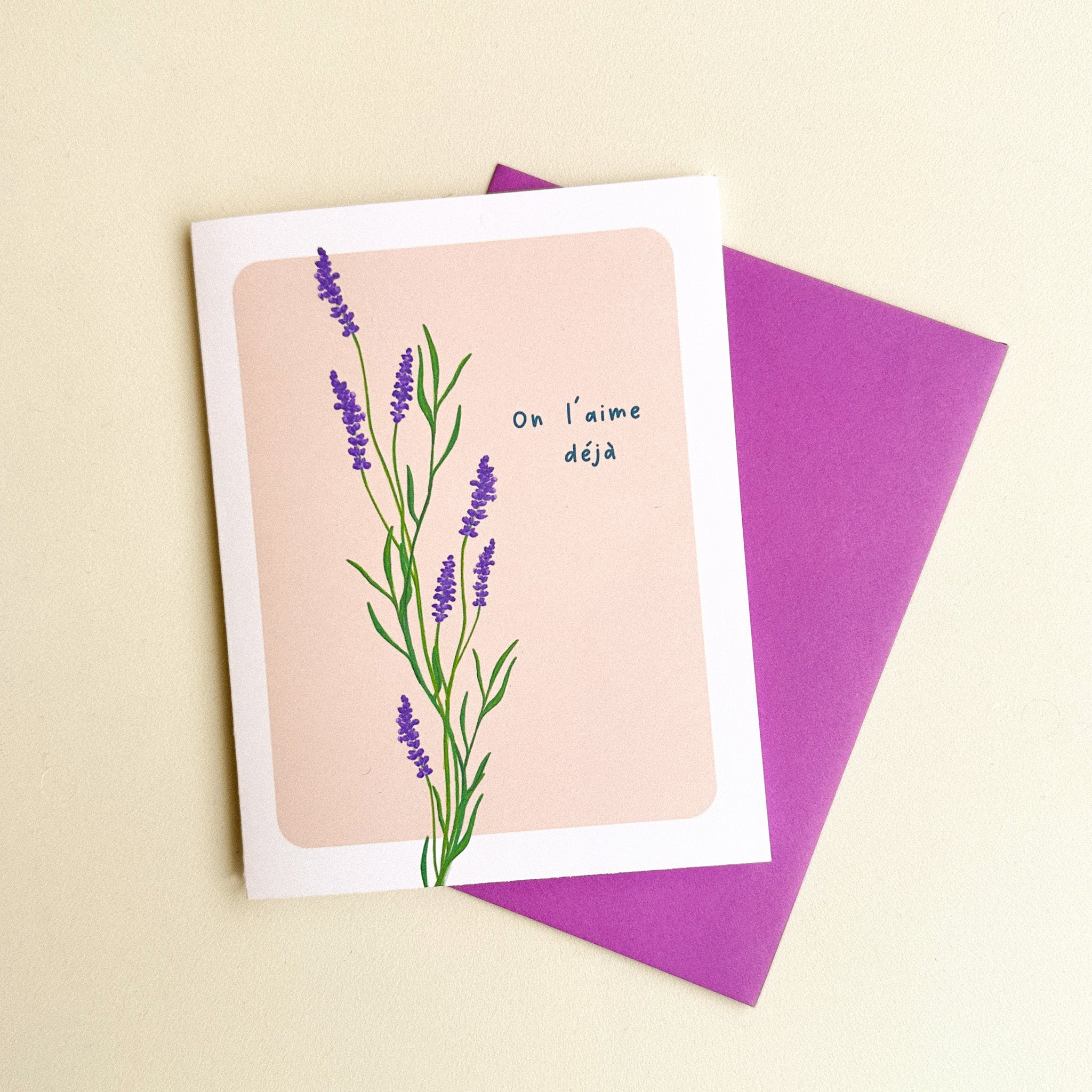 Illustration délicate d'une branche de lavande en fleurs sur carte de voeux On l'aime déjà