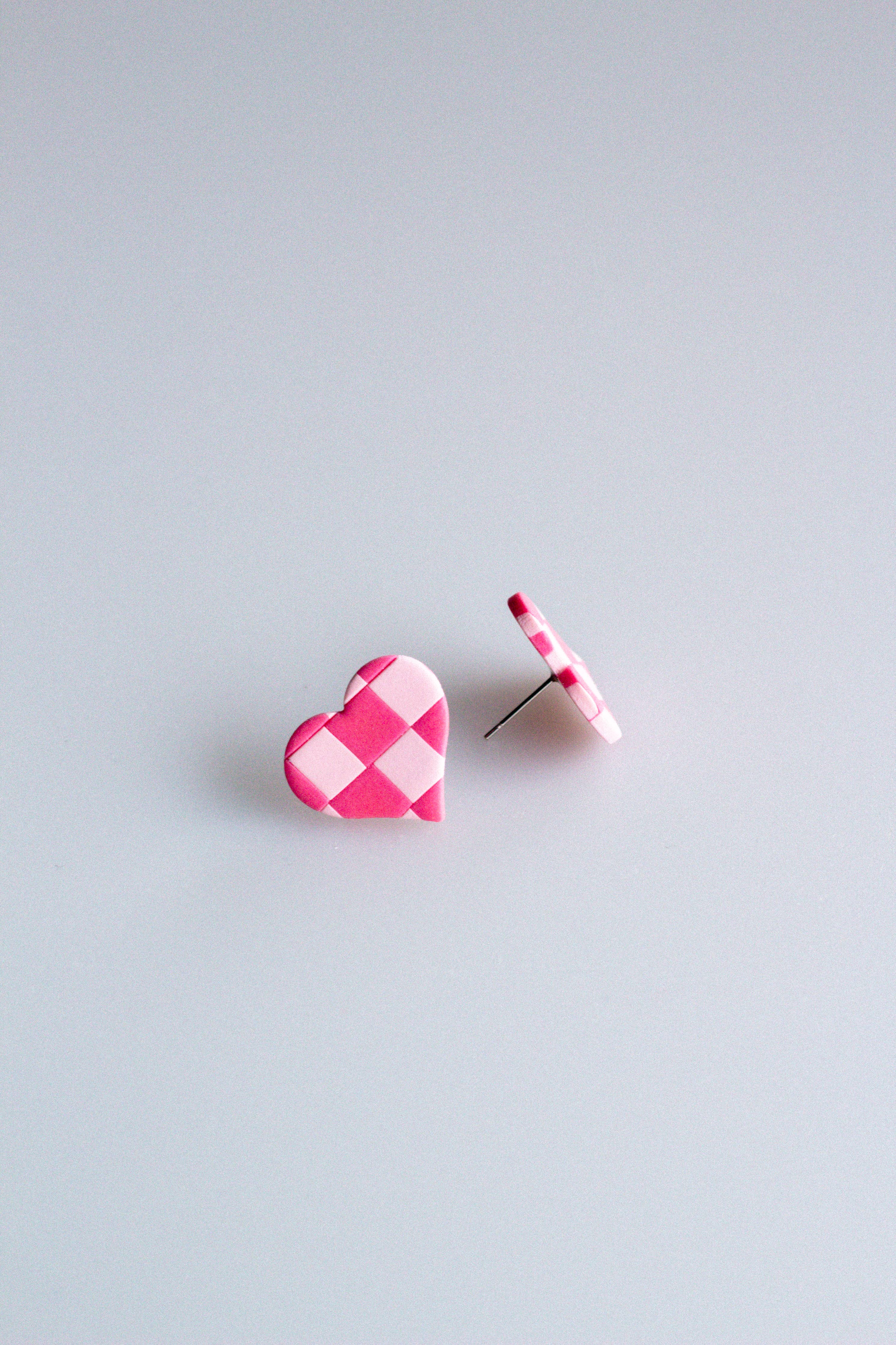 Slow Day Studios - Boucles d'oreilles clous cœur à damier rose en argile polymère