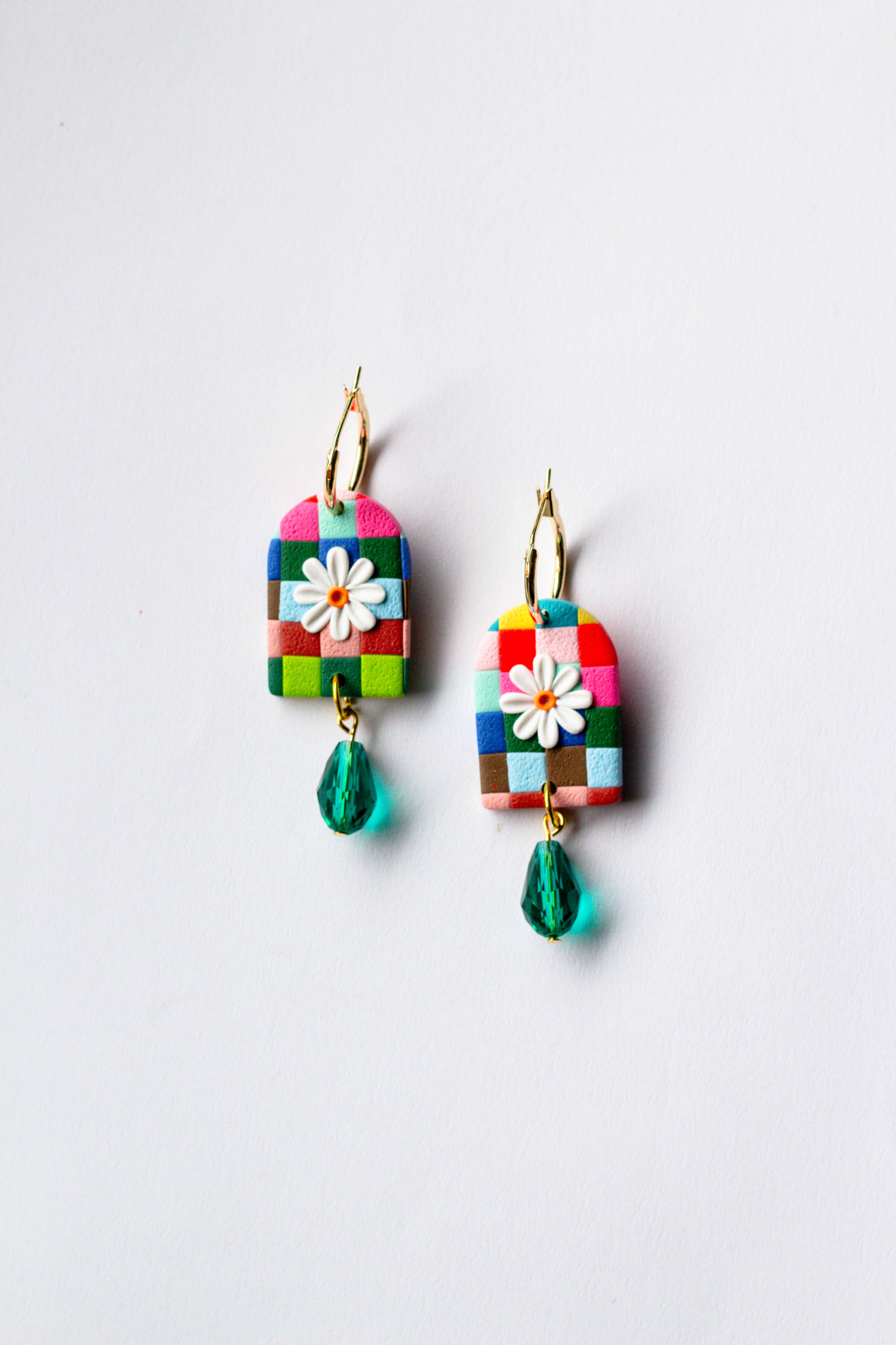 Slow Day Studios - Cerceau en argile Daisy Arch à carreaux arc-en-ciel avec perle en verre