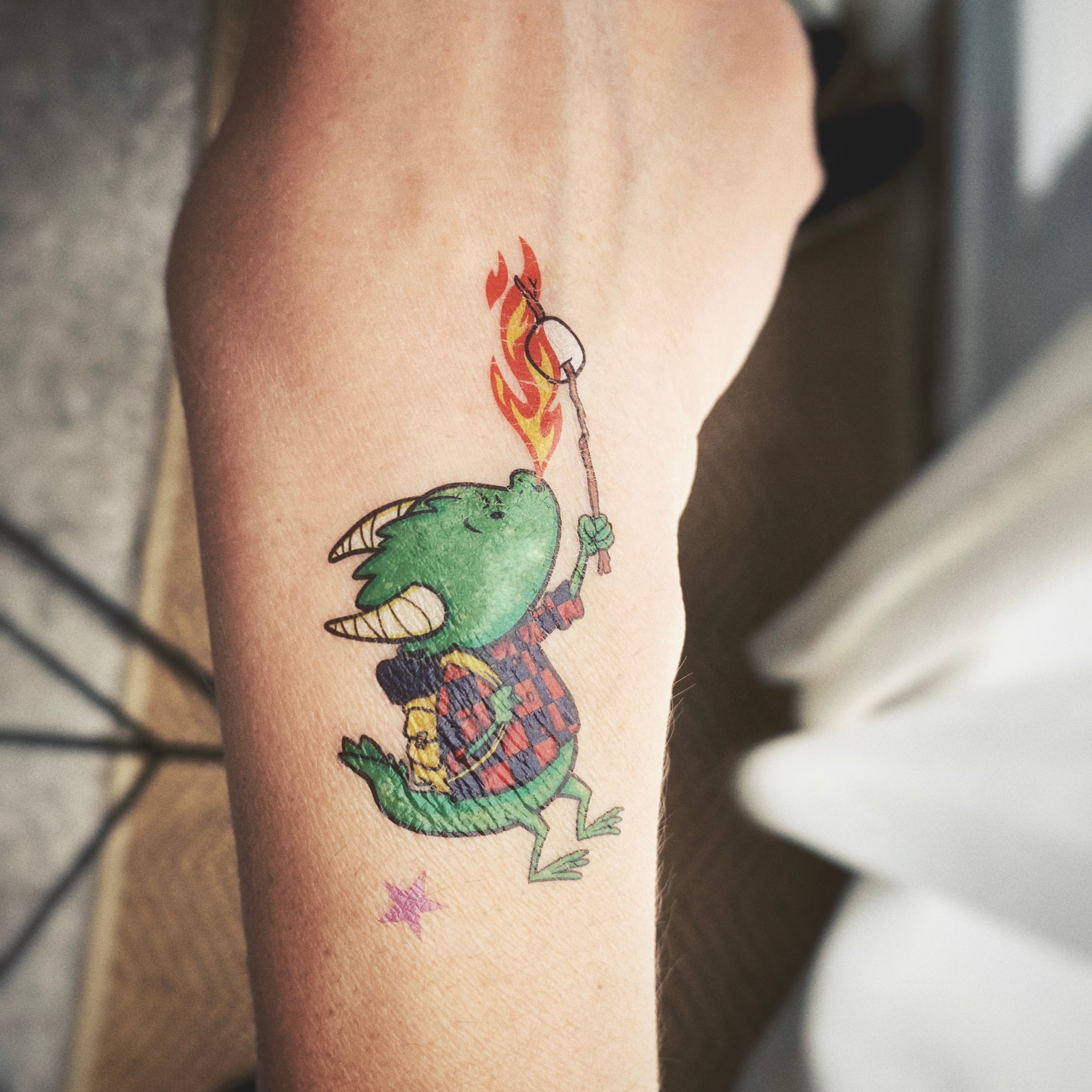 Tatouage temporaire de dragons en camping.